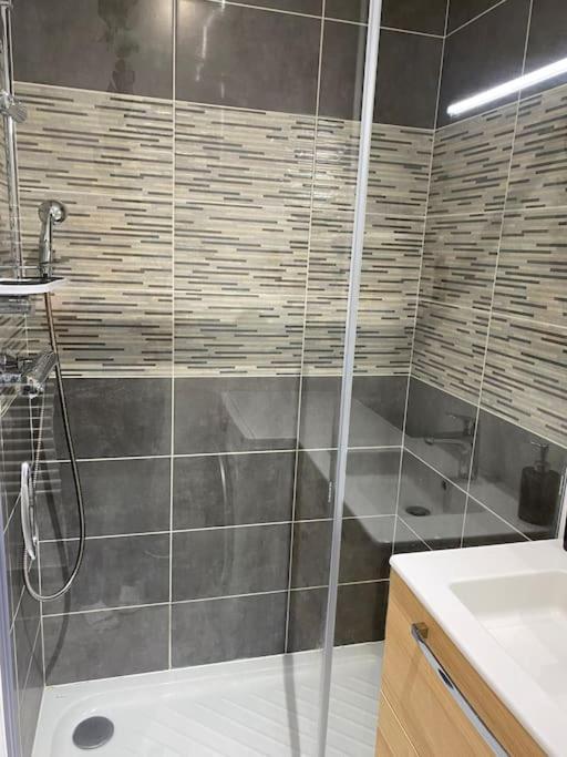 Appart&fleurinoise Neuf Climatisé Avec Ascenseur Appartamento Fleurieux-sur-lʼArbresle